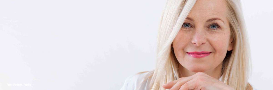 ältere Frau lächelt in die Kamera